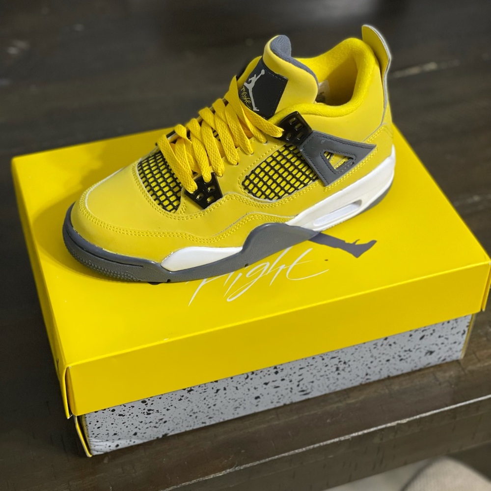 Lightning 4’s Dead Stock size: 4.5y